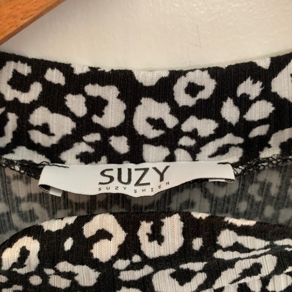 Suzy Shier mock neck top w/ asymmetrical cut out at neckline black & white print - Picture 6 of 12